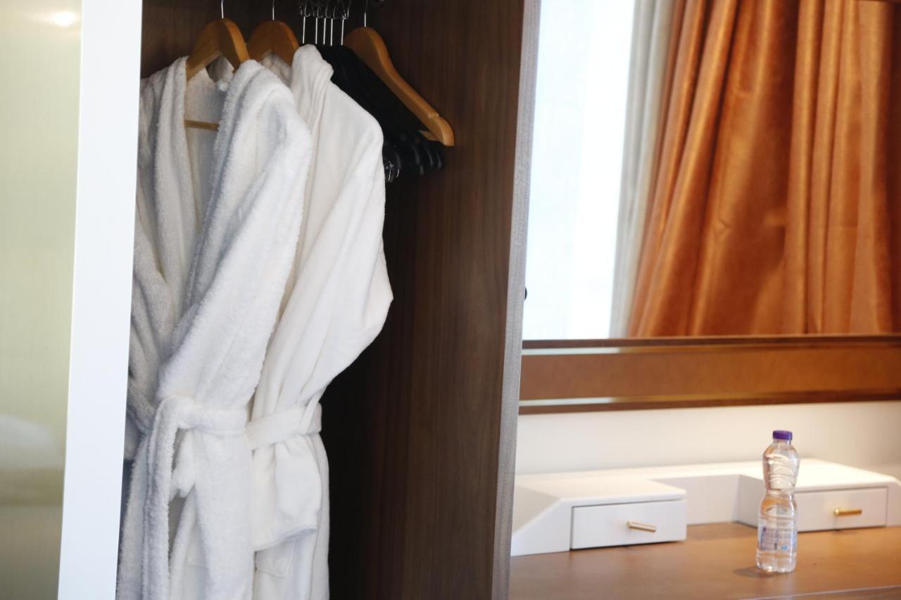 Waterfront Hotel Apartment Lusail Dış mekan fotoğraf A bathrobe hanging in a closet