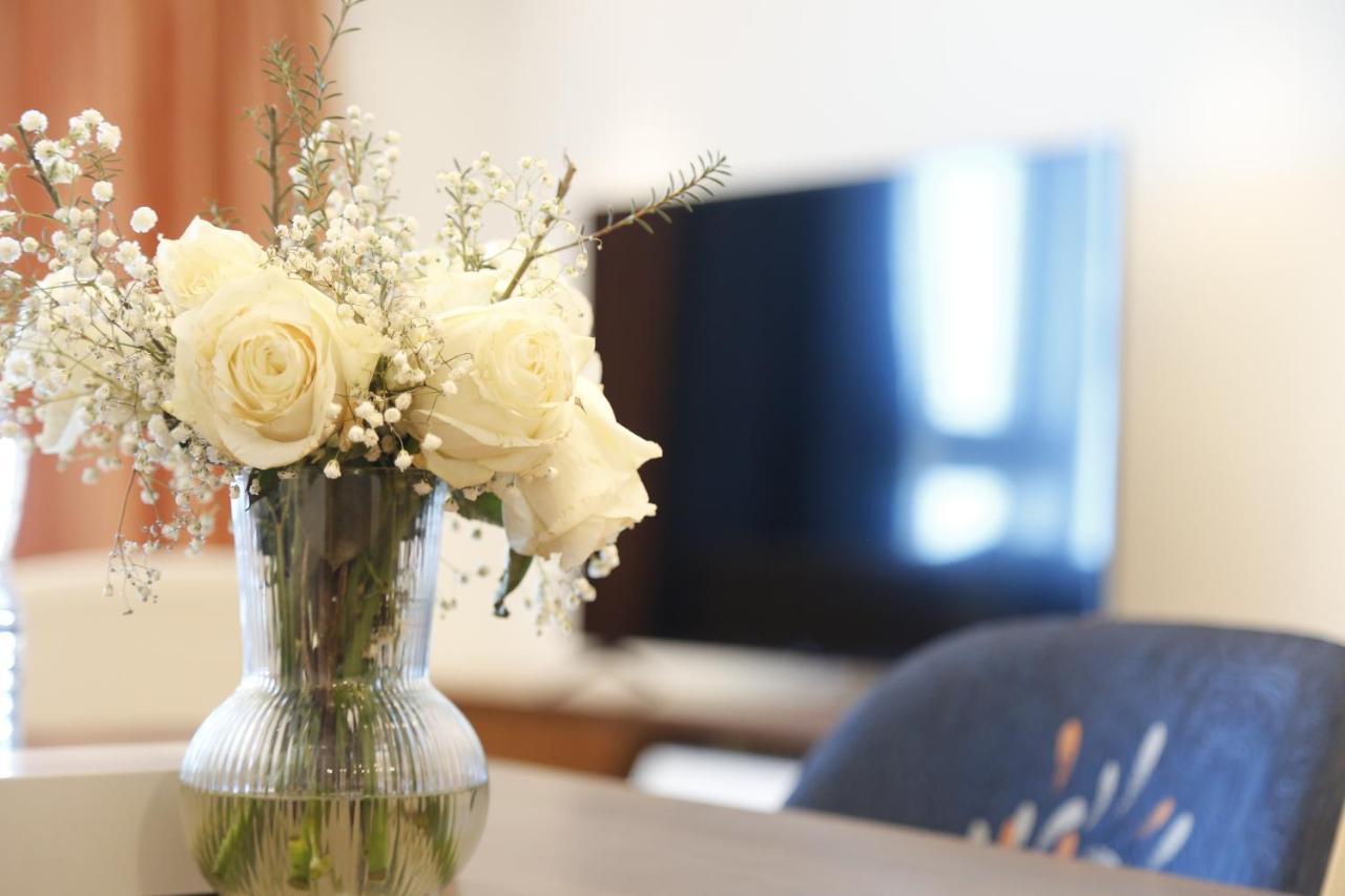 Waterfront Hotel Apartment Lusail Dış mekan fotoğraf A vase of flowers